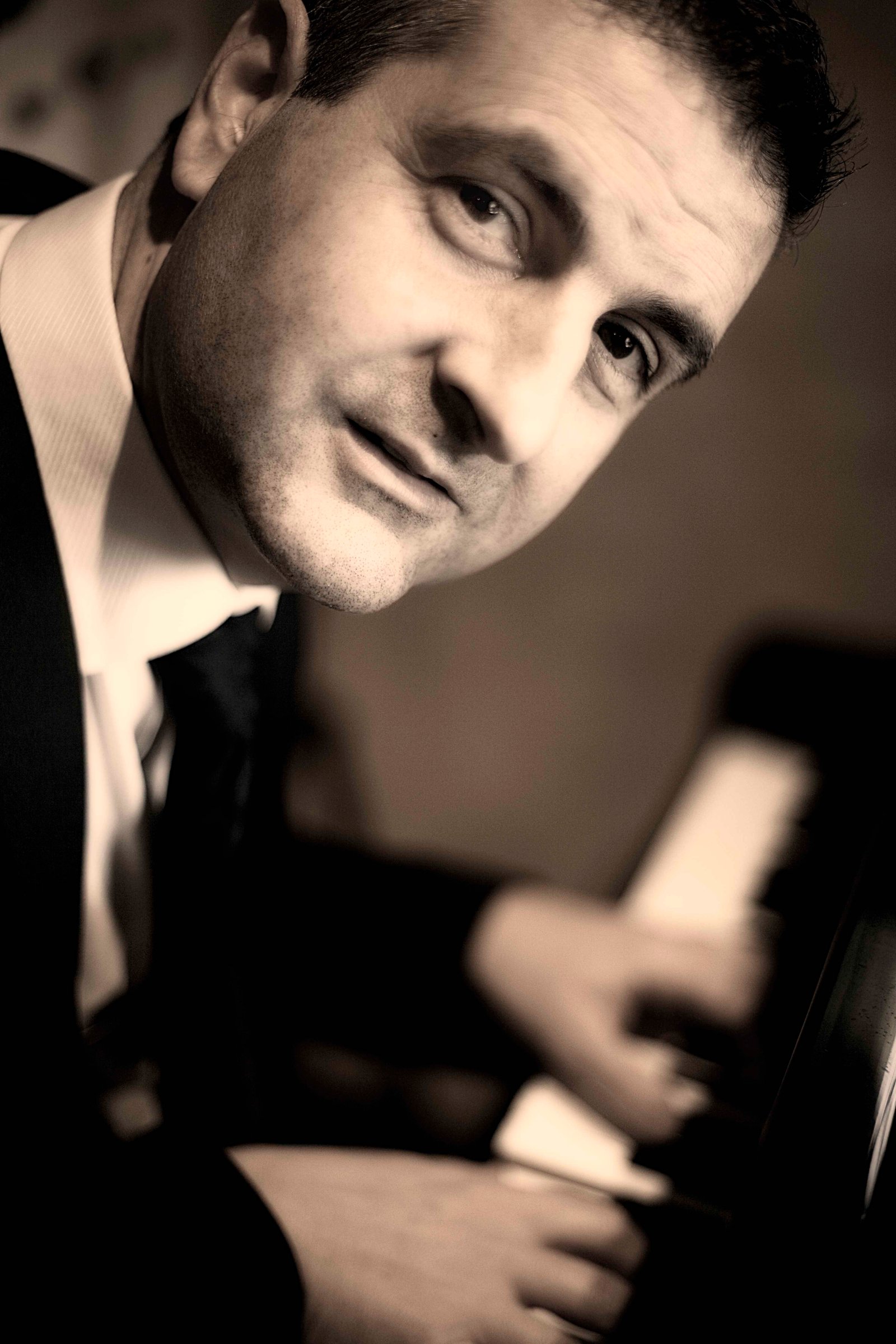 Claude Tedesco au piano, en tenue de concert